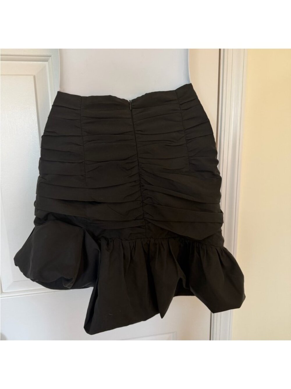 Black Ruched Asymmetrical Ruffle Mini Skirt Size L - Picture 2 of 3